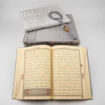 Erkeklere Özel Çeyiz & Bohça Hediye Seti – 4 Parça (Kuran, Seccade, Tesbih, Orta Boy, Gri) - Görsel 3