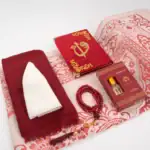 6’lı Yasinli Hediyelik Set (Eşarp + Takke + Seccade + Tesbih + Esans + Raşel Yasin) – Çanta Boy Bordo - Görsel 2