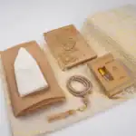 6’lı Yasinli Hediyelik Set (Eşarp + Takke + Seccade + Tesbih + Esans + Raşel Yasin) – Çanta Boy Gold - Görsel 2