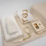 6’lı Yasinli Hediyelik Set (Eşarp + Takke + Seccade + Tesbih + Esans + Raşel Yasin) – Çanta Boy Krem - Görsel 2