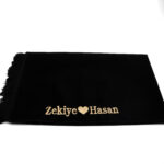 Çiftlere Özel Hediyelik İsimli Seccade (Düz Kadife Siyah) - Görsel 3