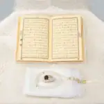 Hediyelik Çeyizlik Set - Şonil Seccade + Tesbih + Zirkirmatik + İğne Oyalı Şal + Termo Kuran (Hafız Boy, Beyaz) - Görsel 3