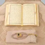 Hediyelik Çeyizlik Set - Şonil Seccade + Tesbih + Zirkirmatik + İğne Oyalı Şal + Termo Kuran (Hafız Boy, Gold) - Görsel 3