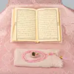Hediyelik Çeyizlik Set - Şonil Seccade + Tesbih + Zirkirmatik + İğne Oyalı Şal + Termo Kuran (Hafız Boy, Pembe) - Görsel 3