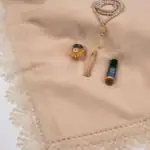 4’lü İğne Oyalı Şal Hediyelik Set (Tesbih + Zikirmatik + Esans) – Gold - Görsel 2