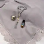 4’lü İğne Oyalı Şal Hediyelik Set (Tesbih + Zikirmatik + Esans) – Gri - Görsel 2