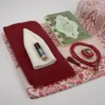 7’li Yasinli Hediyelik Set (Eşarp + Takke + Seccade + Tesbih + Zikirmatik + Esans + Yasin) – Çanta Boy Bordo - Görsel 2