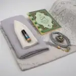 7’li Yasinli Hediyelik Set (Eşarp + Takke + Seccade + Tesbih + Zikirmatik + Esans + Yasin) – Çanta Boy Gri - Görsel 2