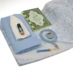 7’li Yasinli Hediyelik Set (Eşarp + Takke + Seccade + Tesbih + Zikirmatik + Esans + Yasin) – Çanta Boy Mavi - Görsel 2