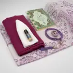 7’li Yasinli Hediyelik Set (Eşarp + Takke + Seccade + Tesbih + Zikirmatik + Esans + Yasin) – Çanta Boy Mor - Görsel 2