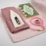 7’li Yasinli Hediyelik Set (Eşarp + Takke + Seccade + Tesbih + Zikirmatik + Esans + Yasin) – Çanta Boy Pembe - Görsel 2